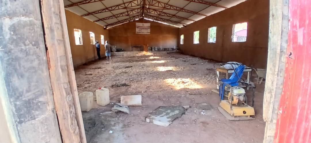 Le bâtiment de la nouvelle école en construction en Guinée-Bissau