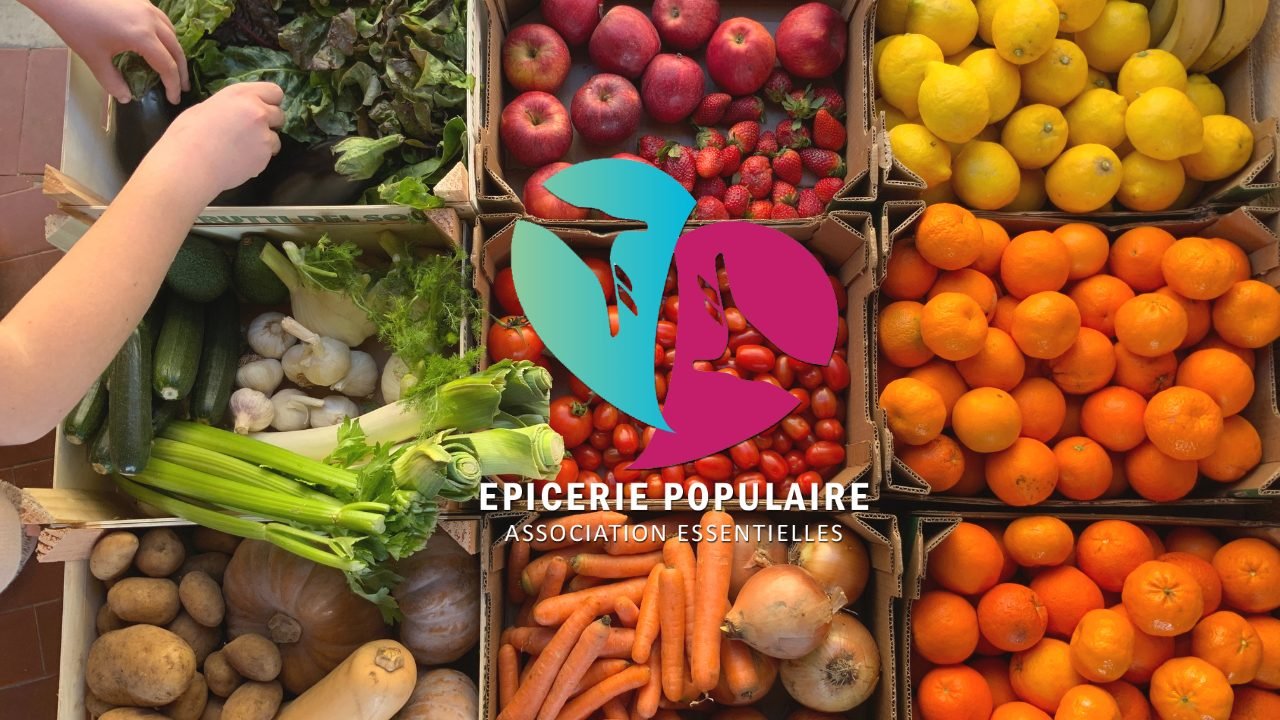 Étals de fruits et légumes frais avec le logo de l’Épicerie populaire